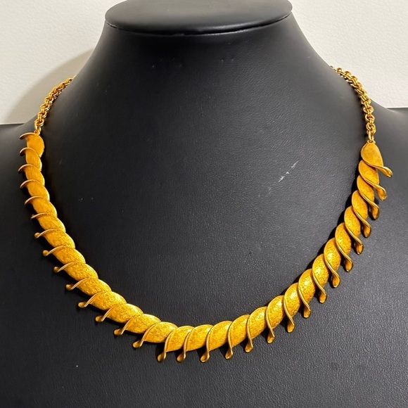 Elizabeth Morrey vintage unique gold tone vintage necklace
